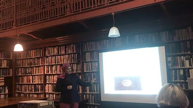 ريهام حسني بمكتبة ليدز العامة